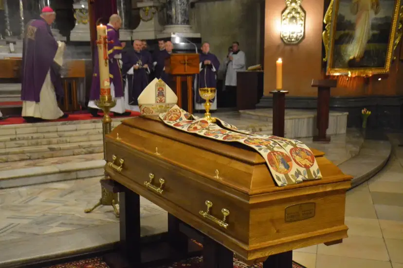 Kto siedzi za trumną w kościele? Zasady etykiety