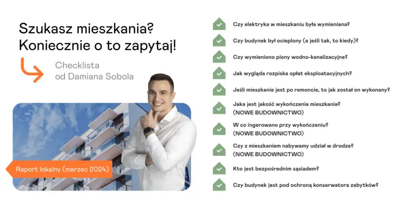 Uśmiechnięty mężczyzna obok nowoczesnego budynku i listy pytań do dewelopera.