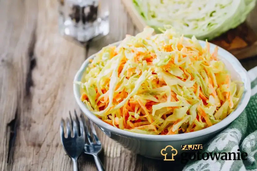 Surówka z białej kapusty jak z chińczyka: Opanuj smak i chrupkość!