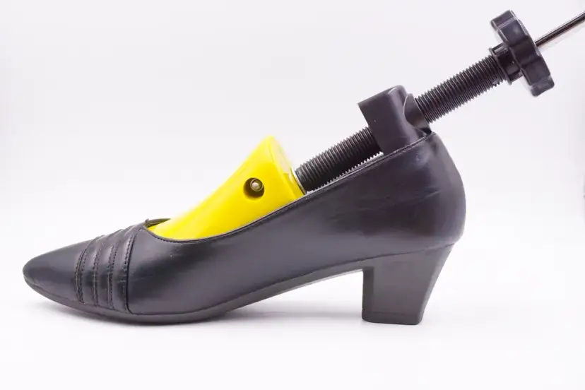 Jak rozciągnąć buty z materiału i uniknąć dyskomfortu?