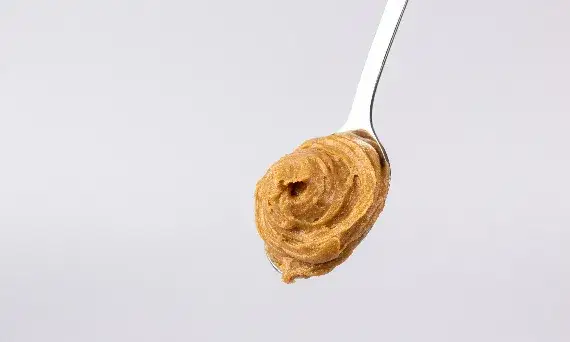 Czy psy mogą jeść masło orzechowe? Ważne zasady i ryzyka