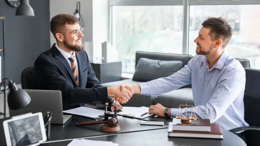 Radca prawny a adwokat: Kogo wybrać? Różnice i podobieństwa