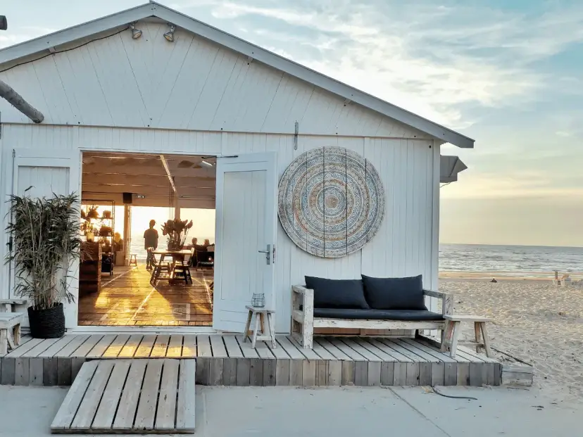 Noclegi nad morzem: Jak znaleźć idealny i nie przepłacić?