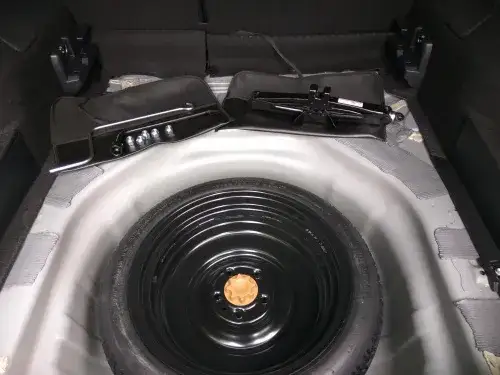 Gdzie koło zapasowe Toyota Yaris? Lokalizacja + Zestaw naprawczy