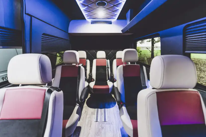 Komfortowe fotele w busie. Zastanawiasz się, ile kosztuje bus ze Szczecina do Holandii? Sprawdź ceny i podróżuj wygodnie!