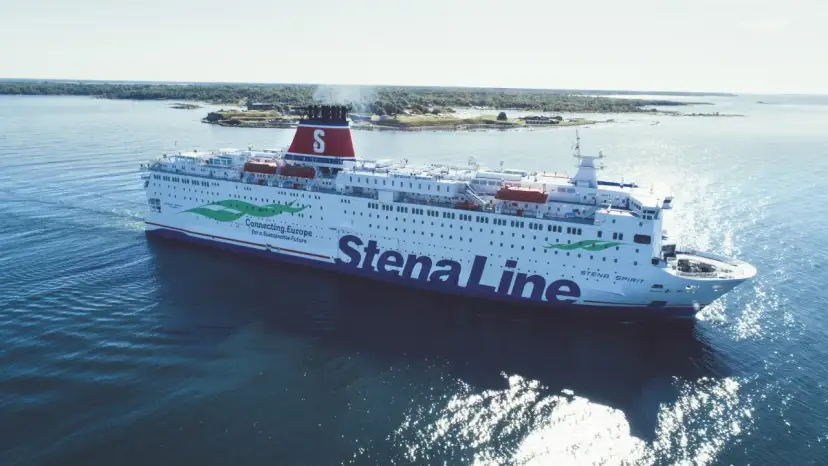 Prom Stena Line płynący po błękitnym morzu, z zielonymi elementami na burcie i dymem z komina.