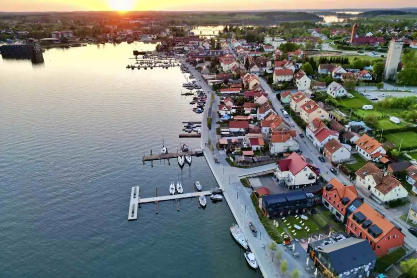 Mikołajki: Perła Mazur! Co robić? Przewodnik po atrakcjach.