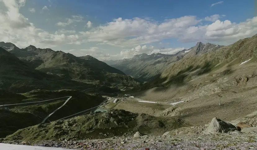 Trasy motocyklowe Łódzkie: odkryj nieznane i kręte drogi!