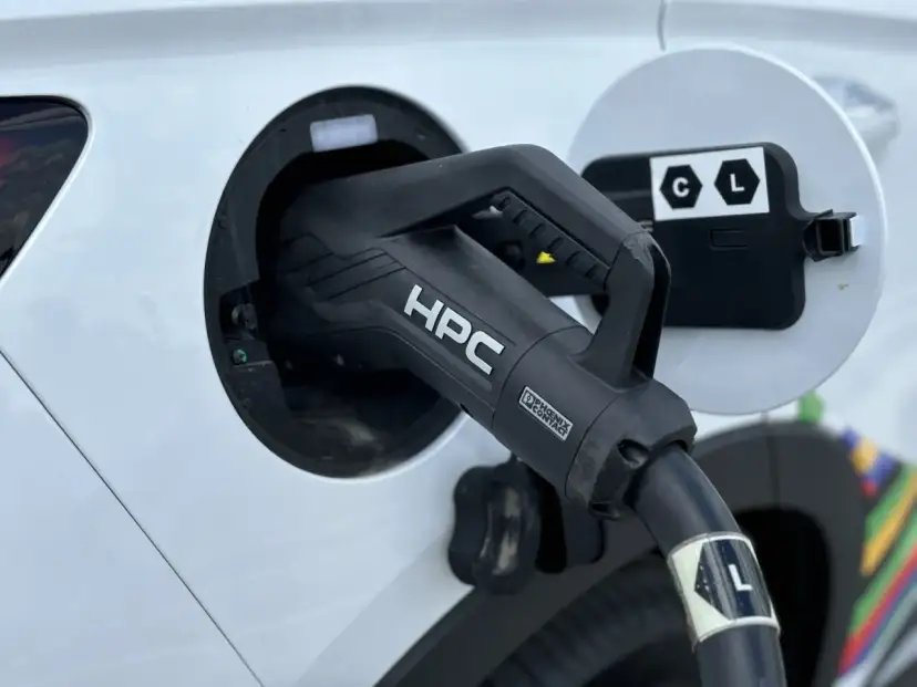 Napięcie w aucie elektrycznym: 400V czy 800V? Co musisz wiedzieć?