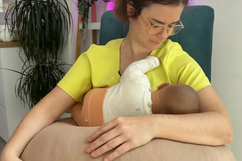 Poduszka do karmienia czy warto? Odkryj jej korzyści i wady