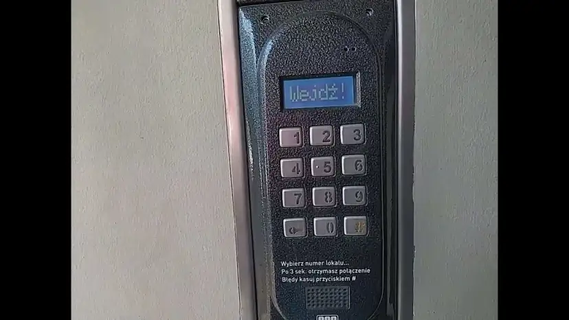 Jak zmienić kod w domofonie Aco? Poradnik krok po kroku