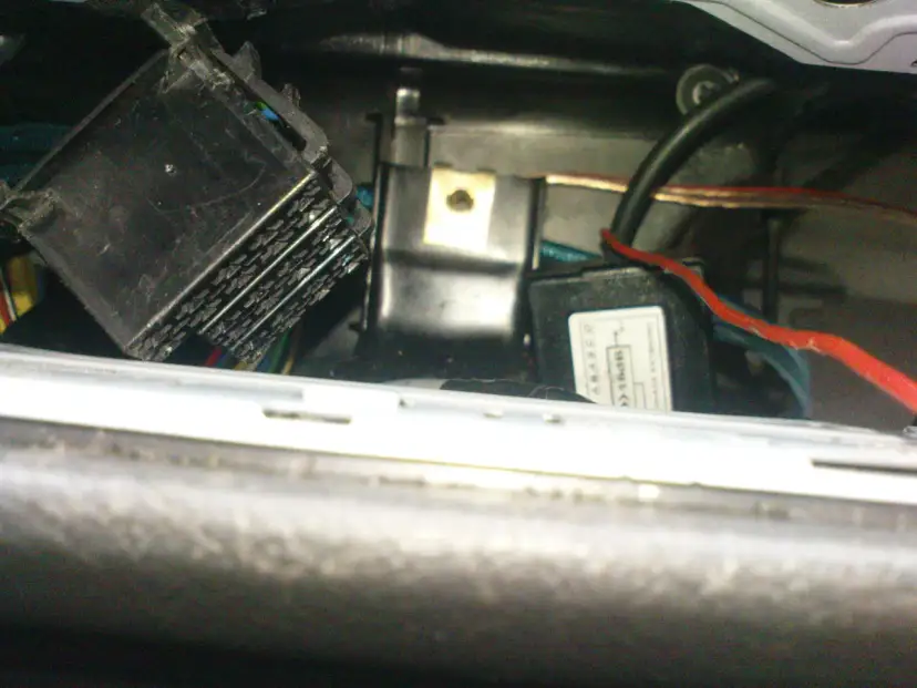 Gdzie jest sterownik centralnego zamka Corsa C? Znajdź go szybko!