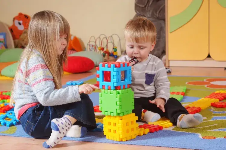 Ile dzieci w żłobku? Poznaj kluczowe przepisy i ograniczenia