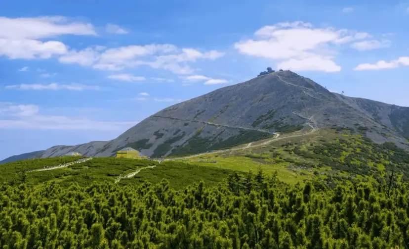 Jakim szlakiem na Śnieżkę? Odkryj najlepsze trasy i ich trudności