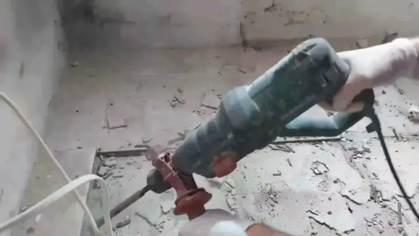 Jak skuc kafelki bez uszkodzeń - skuteczne metody i porady