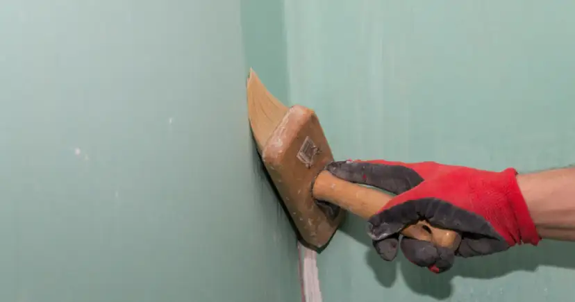 Czy gruntować tynk przed gładzią? Klucz do trwałego wykończenia