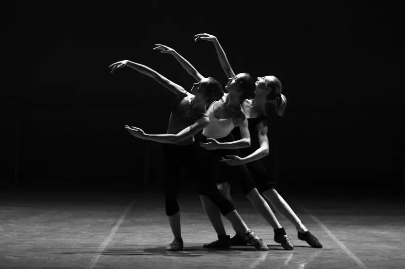 Trzy tancerki w harmonijnym ruchu, tworzące piękną choreografię. To właśnie choreografia co to, czyli sztuka układania tańca.