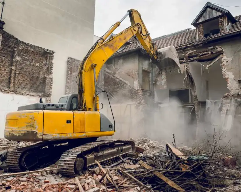 Ile kosztuje wyburzenie budynku gospodarczego? Sprawdź ceny 2024