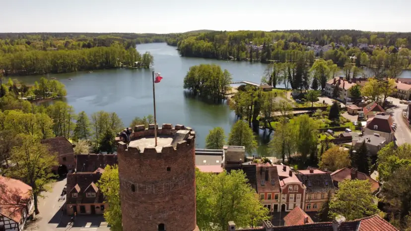 Wieża widokowa nad jeziorem, otoczona zielenią i urokliwymi domkami. To jedno z najpiękniejszych miejsc lubuskich, idealne na relaks.