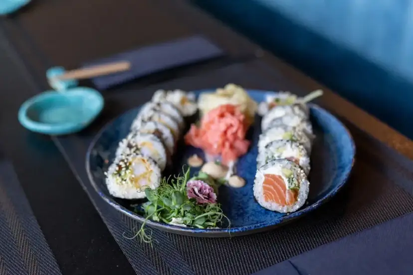 Talerz sushi z łososiem i krewetkami. Czy sushi jest ciężkostrawne? Zależy od składników, ale to danie wygląda apetycznie i lekko.