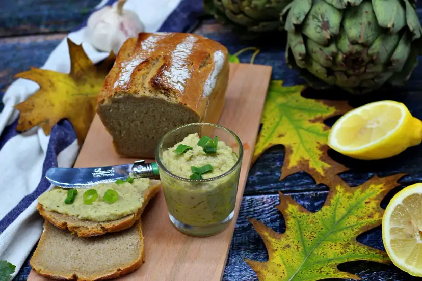 Pesto z karczocha idealne na jesienne kanapki. Podane z chlebem, cytryną i karczochami.