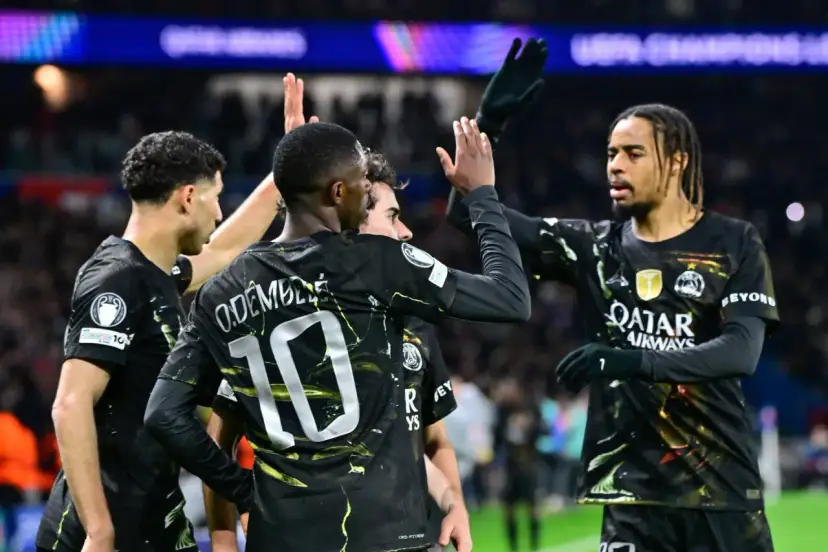 Piłkarze PSG świętują bramkę. Ousmane Dembélé z numerem 10 na plecach, Nuno Mendes i inni cieszą się po udanej akcji. Jaki dziś mecz piłki nożnej!