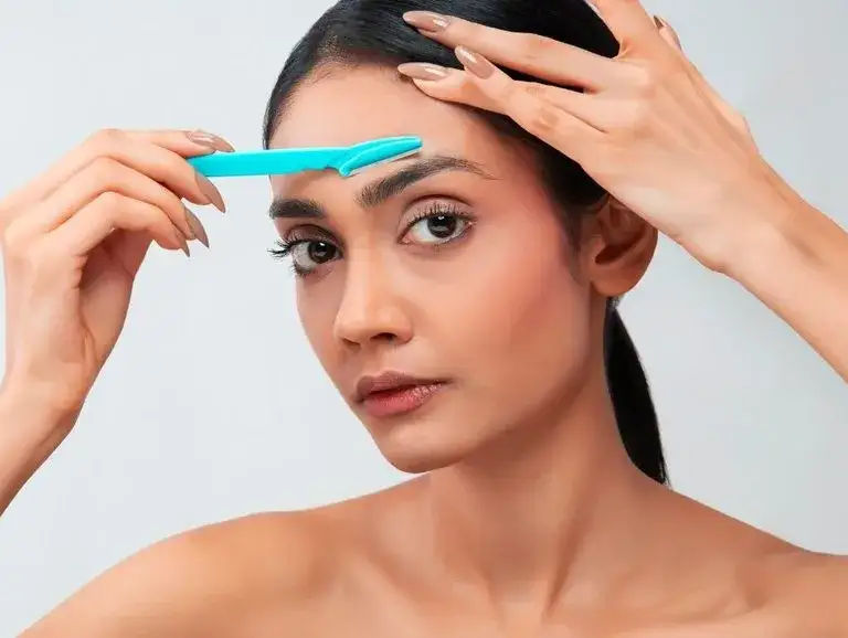 Jak używać trymera do brwi, aby uniknąć błędów i osiągnąć idealny kształt
