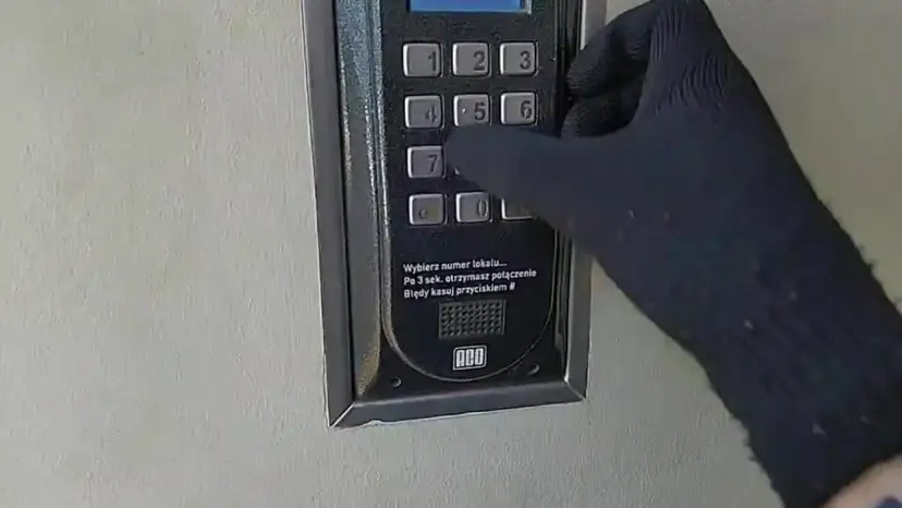 Jak zmienić kod w domofonie ACO? Prosta instrukcja krok po kroku