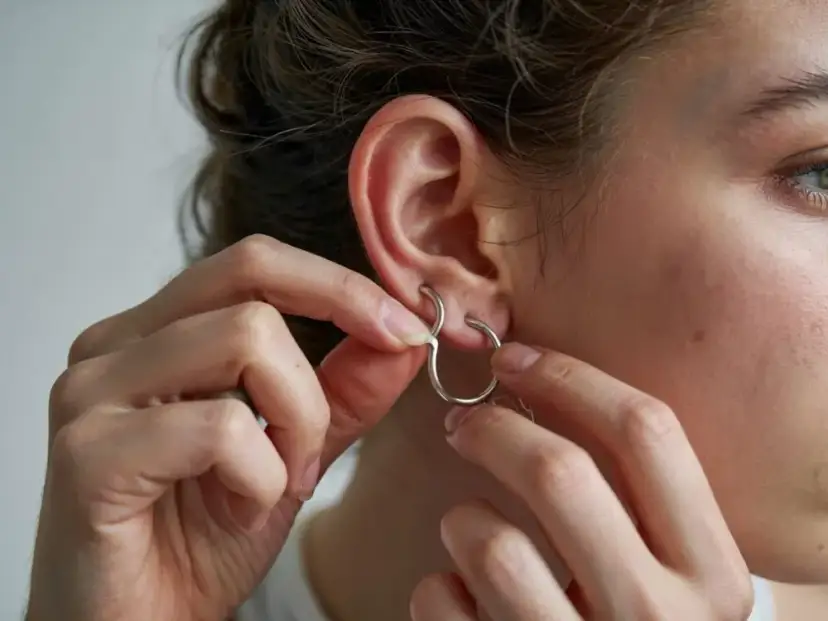 Jak założyć kolczyk do ucha? Prosty poradnik krok po kroku