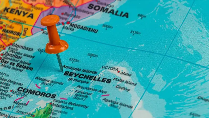 Pomarańczowa pinezka wskazuje Seszele, archipelag na Oceanie Indyjskim, na wschód od Kenii i Somalii.