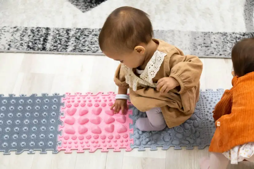 Ścieżka sensoryczna dla niemowląt: Jak wspierać rozwój dziecka?