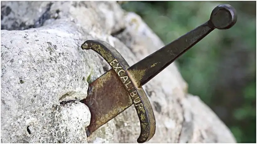 Miecz Excalibur, symbol legendy o królu Arturze, tkwi w kamieniu.