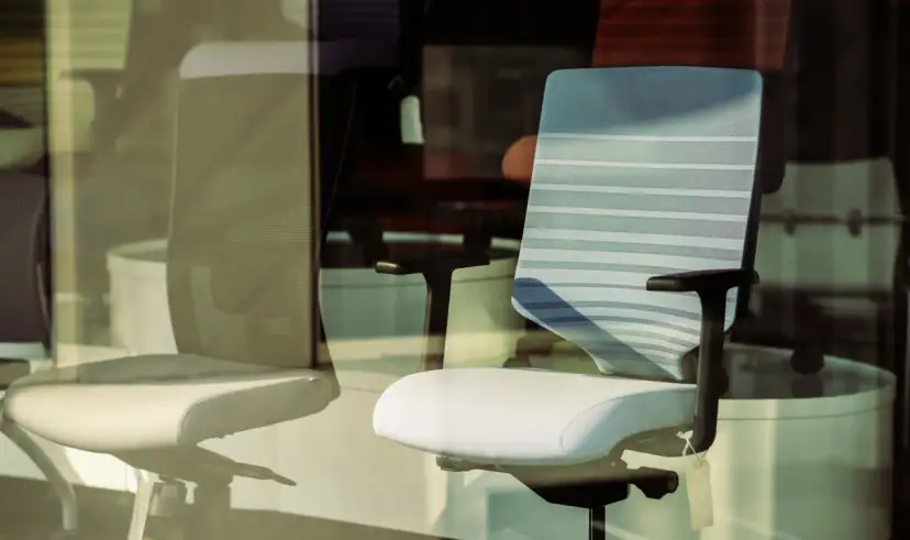 Krzesło obrotowe – jak wybrać komfortowe i ergonomiczne miejsce pracy?