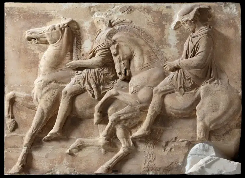Starożytny grecki relief z Partenonu przedstawiający trzy postacie na koniach.