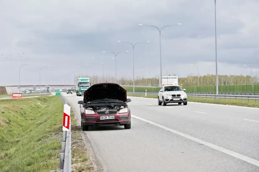 Holowanie na autostradzie: Czy można? Zakazy, wyjątki i mandat!