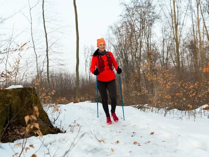 Jakie końcówki do kijków w góry wybrać, aby uniknąć kontuzji?