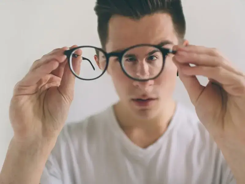 Astygmatyzm: Jak leczyć? Odkryj najlepszą metodę korekcji wzroku