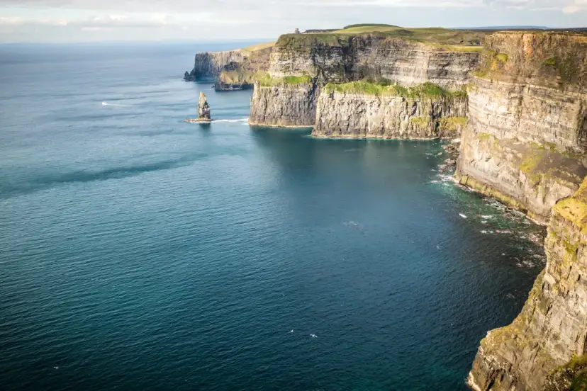 Klify Moheru – spektakularne miejsce, które warto zobaczyć w Irlandii. Majestatyczne klify i ocean tworzą niezapomniany widok.