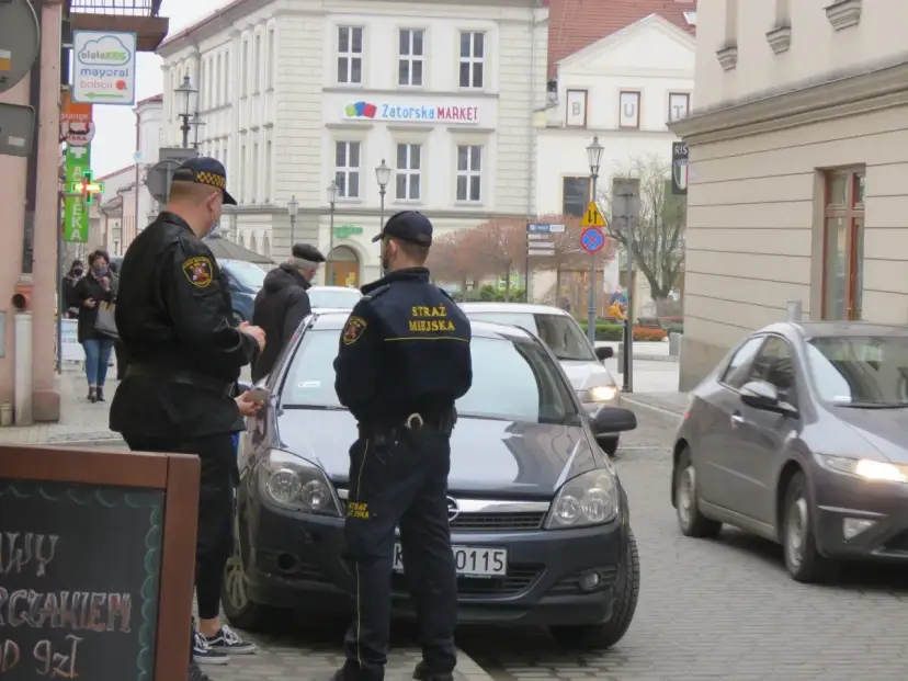 Straż miejska na osiedlu: Czy zawsze może ukarać za parkowanie?
