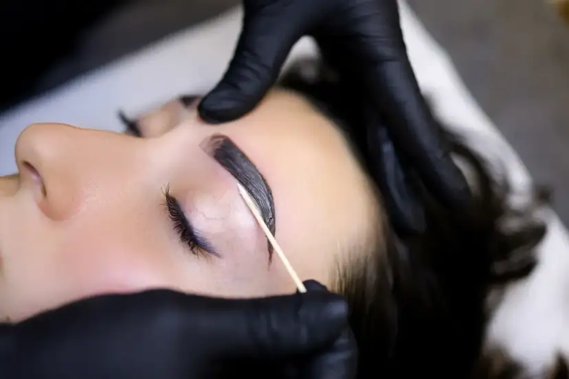 Laminacja brwi vs henna pudrowa: Co wybrać dla perfekcyjnych brwi?