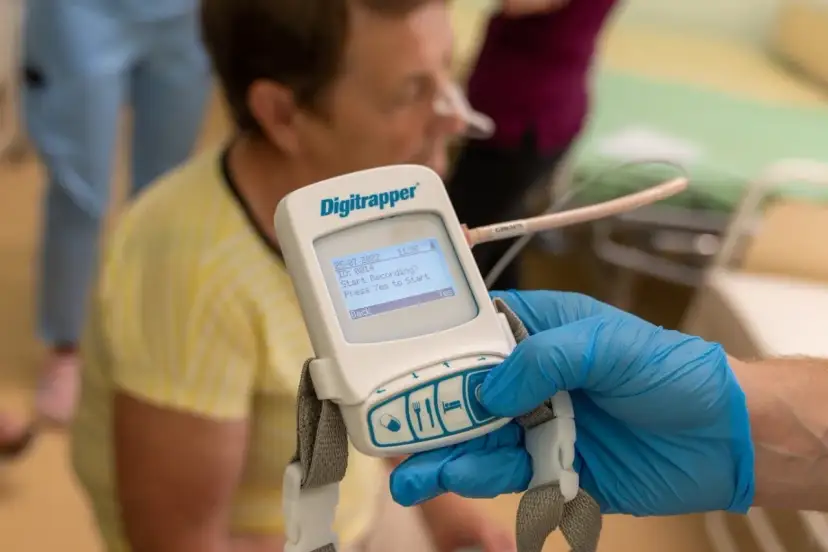 Pacjent z sondą nosową, przygotowywany do badania na refluks. Urządzenie Digitrapper rejestruje dane.