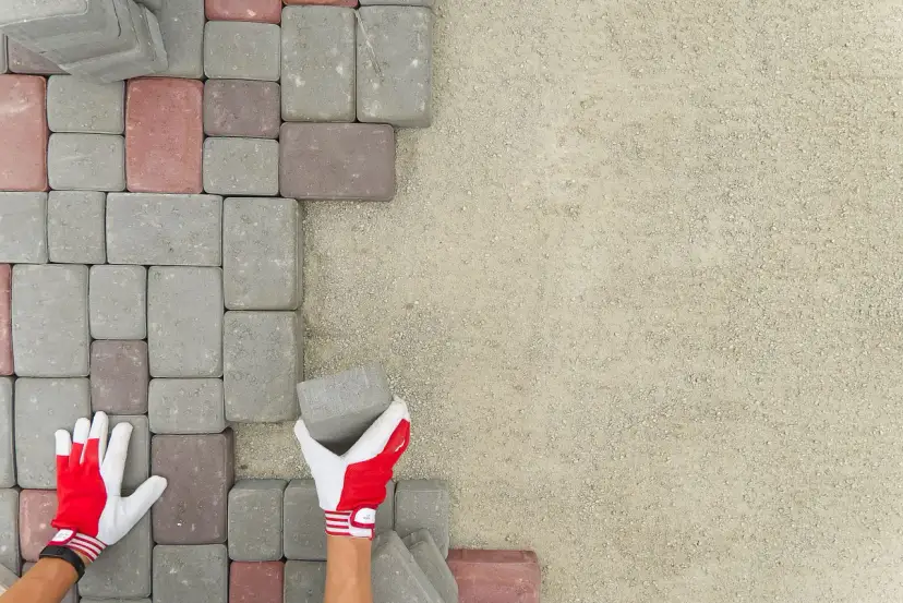 Jak ułożyć kostkę brukową na podjeździe bez błędów i problemów