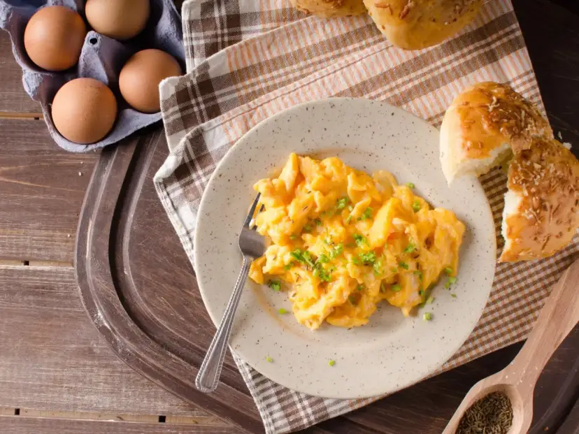 Dietetyczna jajecznica: Jak zrobić? Przepis na sycące śniadanie