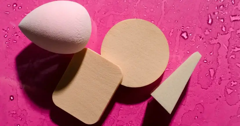 Czy gąbkę do makijażu trzeba moczyć? Tak! Oszczędź podkład i uzyskaj gładką cerę