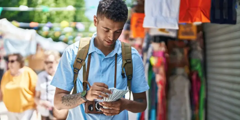 Ile gotówki samolotem? Limity, kary i jak uniknąć problemów!