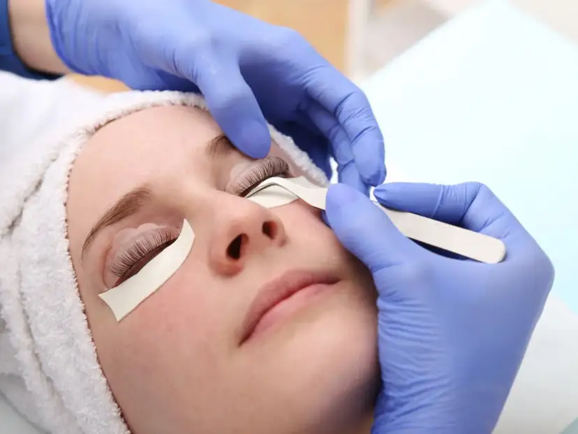 Efekt Kim Kardashian: Rzęsy, zdjęcia, cena i czy to dla Ciebie?