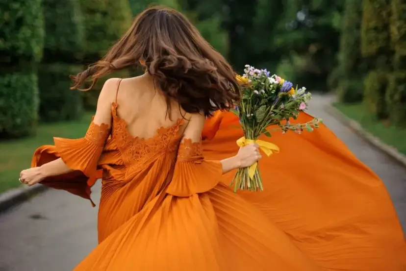 Pomarańczowa sukienka na wesele: Odkryj sekrety perfekcyjnej stylizacji
