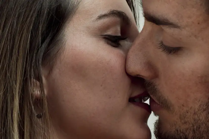 Intymny pocałunek, który może podpowiedzieć, jakie pocałunki lubią mężczyźni.