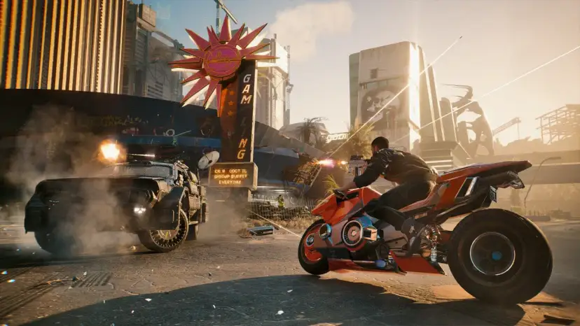 Postapokaliptyczna scena z gry Cyberpunk 2077: mężczyzna na motocyklu strzela do samochodu w futurystycznym mieście.