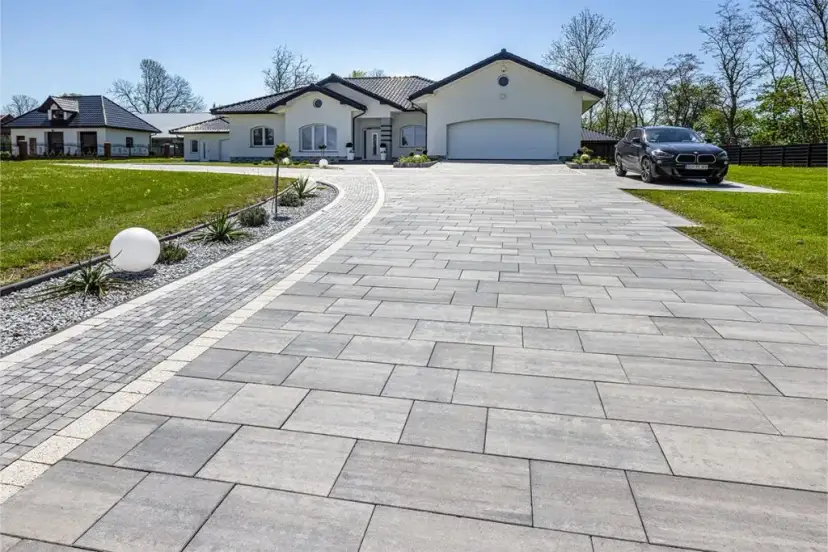 Jakie płytki na podjazd wybrać, aby uniknąć kosztownych błędów?